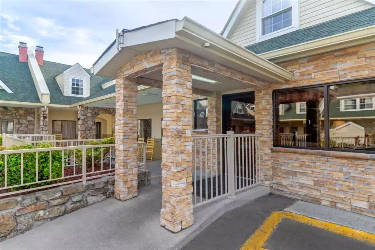 Econo Lodge Inn & Suites Gatlinburg At The Convention Center Eksteriør billede