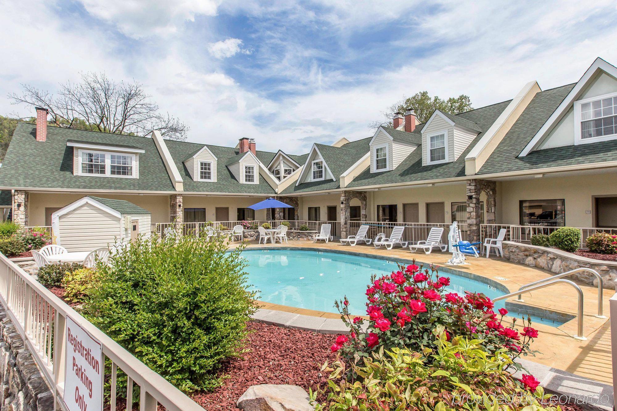 Econo Lodge Inn & Suites Gatlinburg At The Convention Center Eksteriør billede
