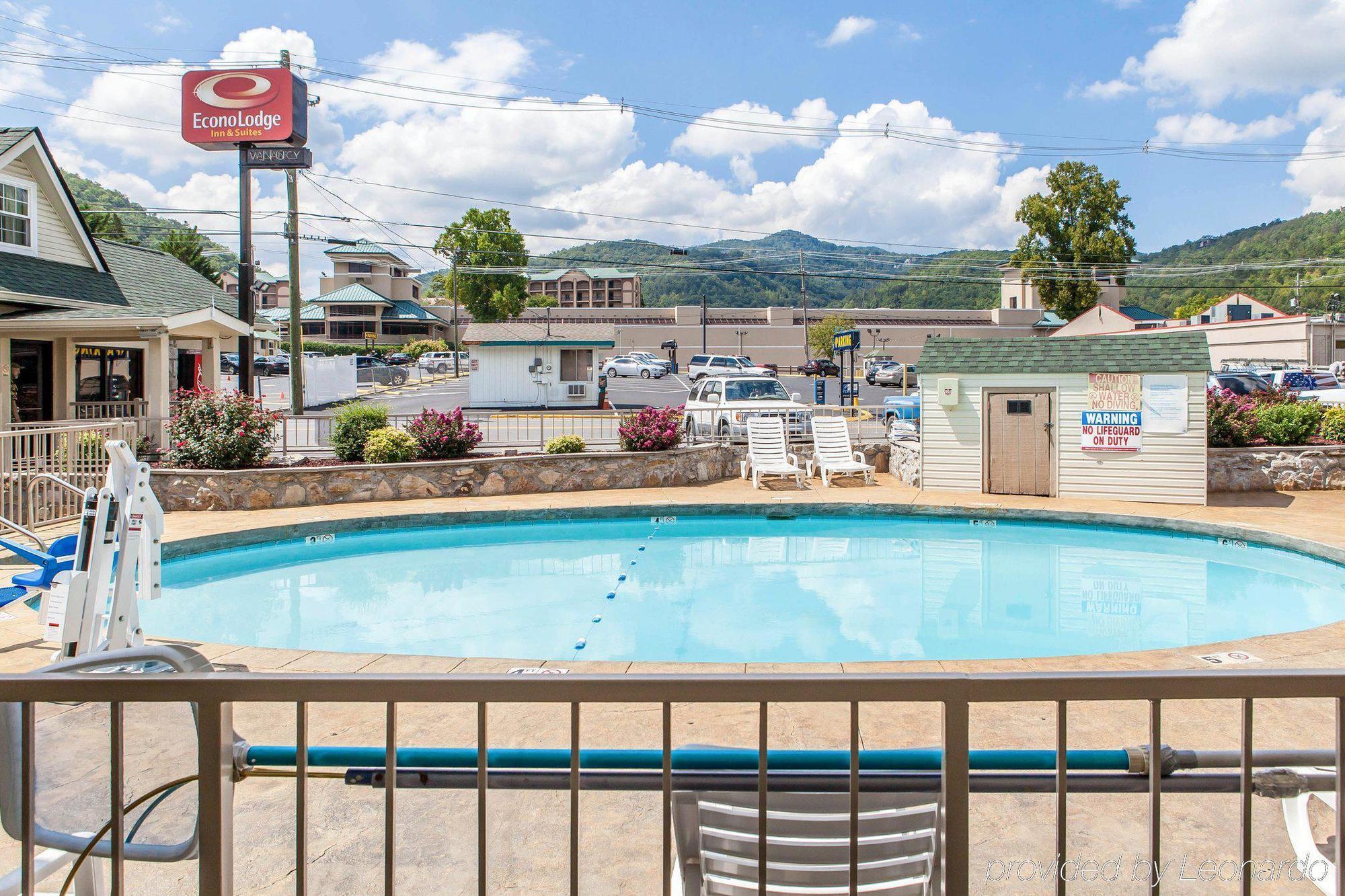 Econo Lodge Inn & Suites Gatlinburg At The Convention Center Eksteriør billede