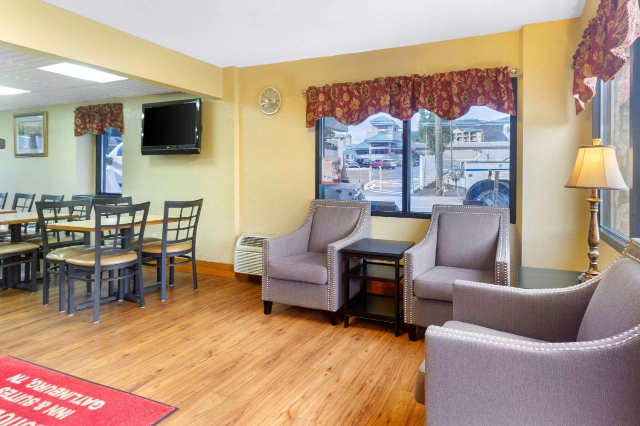 Econo Lodge Inn & Suites Gatlinburg At The Convention Center Eksteriør billede